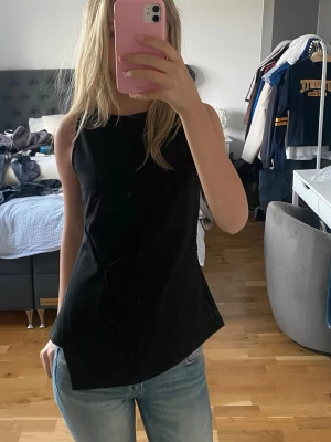 Svart topp - Jätte snygg svart ärmlös, asymetrisk topp från Bik Bok. 