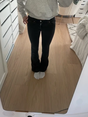 Svarta bootcut jeans - Säljer ett par jättefina svarta bootcut jeans ifrån Gina tricot