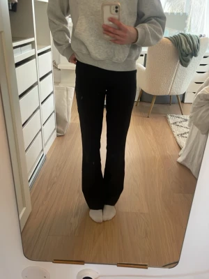 Bootcut kostymbyxor - Jättesnygga bootcut kostymbyxor ifrån bikbok