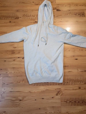 Kashmir hoodie - En fin kashmir/ullmerino hoodie i färgen vit!