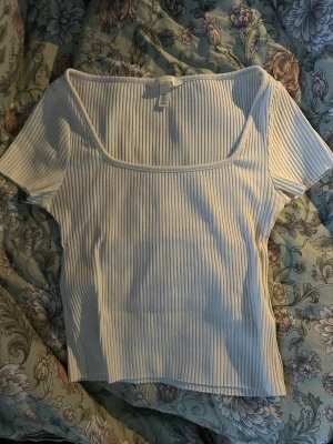 Vit topp - Snygg somrig topp från hm. Hör av dig vid frågor, priset gör att diskutera!🫶🫶