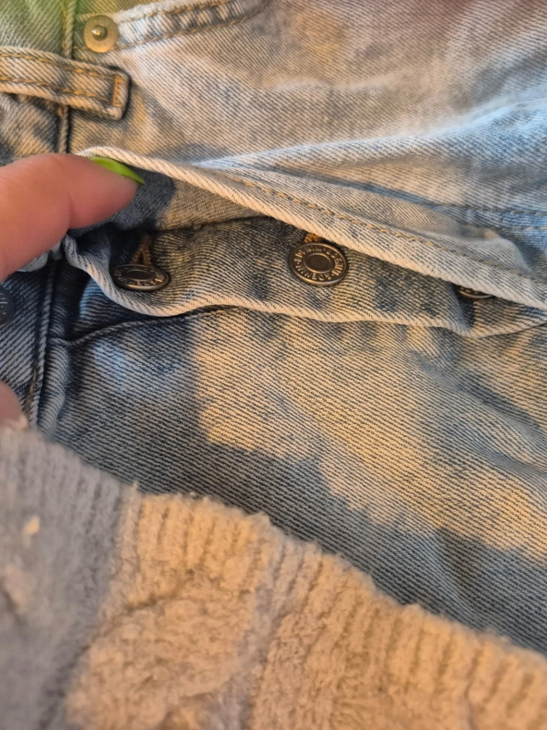 Ljusblå denimshorts med uppvik - 2