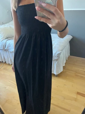Svart långklänning  - Svart långklänning från Only med smockad överdel och tunna axelband. Klänningen har en rak och enkel modell och väldigt skön inför sommaren☺️😌