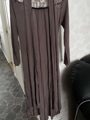 Kläder  - Kofta pris 140 kr och dom med blommor 200 kr storlek m och vitan byxor stick 50 kr 