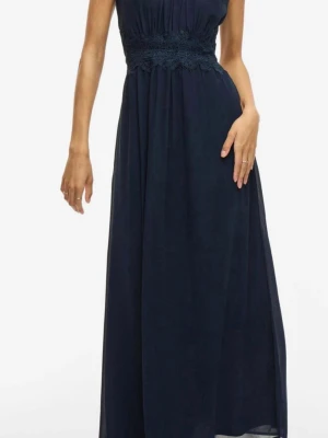 Marinblå balklänning med spetsdetalj - Marinblå långklänning från Vila i storlek 34 med spetsdetalj i midjan och ärmlös design. Perfekt som balklänning!! Aldrig använd med prislappen kvar.