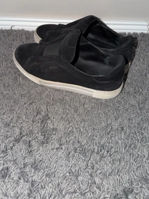 Axel arigato skor  - Säljer nu ett par Axel arigato skor 360 laceless i väldigt fint skick 8,5/10 (se själv på bilder) hör av dig vid frågor eller funderingar! Storlek 43!