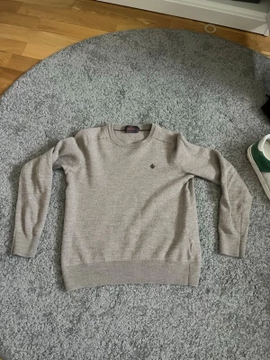 En merinoull hoodie från Morris  - en snygg beige hoodie från Morris den här inga hål eller något sånt och den är använd några få gånger