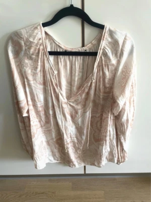 Mönstrad blus från Zara - Jätte snygg blus från Zara, storlek S,original pris 350kr💞