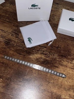 Silverfärgat armband från Lacoste - Snyggt armband i silverfärgad metall från Lacoste. Fast pris 199kr!
