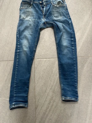 Blå slim fit jeans med slitningar från Reaplay 12-13y - Säljer ett par blå slim fit jeans med snygga slitningar och ljusa partier på framsidan. Klassisk femficksdesign och dragkedja med knapp. Jeansen har en modern passform och är tillverkade i denim med stretch för extra komfort. Obs med några hål som man kan se på dom sista två bilderna men inget farligt, ser lite snyggare ut enligt mig. Skulle gissa på att dom passar dig som är från 155 till 162cm