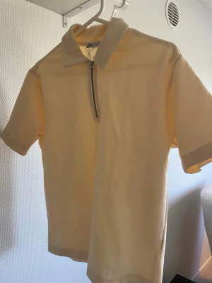 Zara pike - Fin, skön sommar piké, Strl S endast använd en gång då strl är för liten! Tveka inte att höra av er! Nypris 299kr