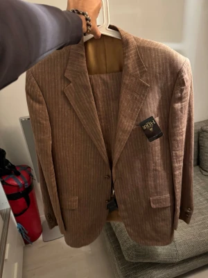  kostym Nino Danieli (Corneliani) - Helt ny linne kostym från Nino Danieli (corneliani) Storlek 52 köpt på engelska herr i Malmö för cirka 13000kr bara byxan kosta 4500kr som. I kan se på bild lappar hänger fortfarande kvar