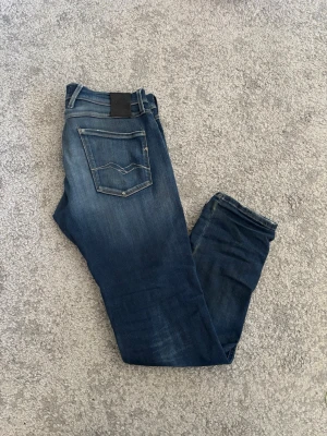 Replay anbass  - Riktigt feta anbass med feta slitningar, liten skavank i skrevet som man ser på bild 4 men de är lagat och fint. Hör av dig vid funderingar och pris kan diskuteras. W32 L32  