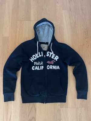 Zip hoodie från Hollister - Snygg marinblå hoodie från Hollister | Storlek M | Fint skick✅|