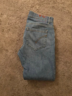Dondup George  - Tvärsnygga Dondup-jeans i modellen George 👖🔥 Riktigt bra kvalitet och i superbra skick!  Nypris ca 3000 kr 💰 Mitt pris: 449 kr 💸  Hör av dig vid minsta fråga – svarar snabbt! 🙌