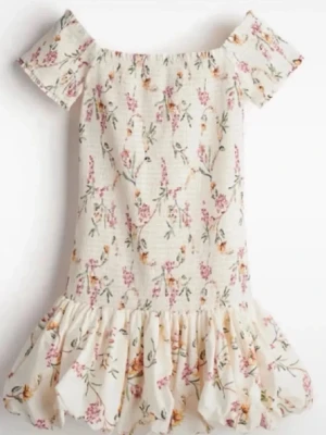 Blommig offshoulder sommarklänning - Söt kortklänning med offshoulder och volangkant. Klänningen är ljus med blommigt mönster i rosa, grönt och gult. Perfekt för varma dagar och har en luftig passform. Tillverkad i ett lätt bomullsliknande material.