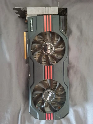ASUS DirectCU II grafikkort gtx 680 2gb DDR5 - Säljer ett ASUS DirectCU II grafikkort med två stora kylfläktar och svart plastkåpa med röda detaljer. Kortet har robust kylning och passar för gaming eller tyngre datoranvändning. Anslutningar och komponenter i metall och plast.
