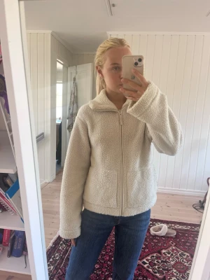 Teddyjacka från HM - Mysig teddyjacka från HM. Vit/beige färg.