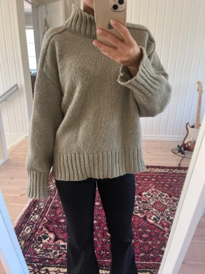 Stickad tröja från Zara - Brun/grön i färgen.