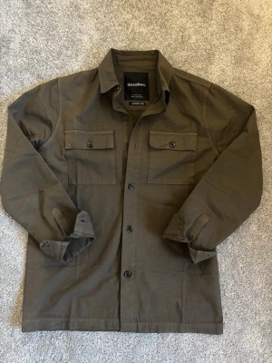 Overshirt - En riktigt snygg overshirt som passar extremt bra nu till sommaren. Säljer pga att jag beställde i för liten storlek.