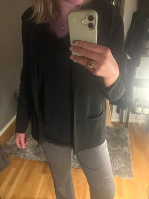 Svart kavaj/blazer - Säljer denna svarta kavaj från JDY då den inte kommer till användning. Superfin inför sommaren:) normal passform