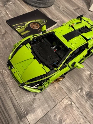  LEGO Technic Lamborghini Siam - Jätte fin och stor Lamborghini sian av Lego, köpt för cirka 5000. Box och allt sån finns vid önskan. Jätte bra till att style ens rum eller likande, dessutom kan man avän ta loss alla delar för att bygga om den vilket jag gjort ett par gånger. 