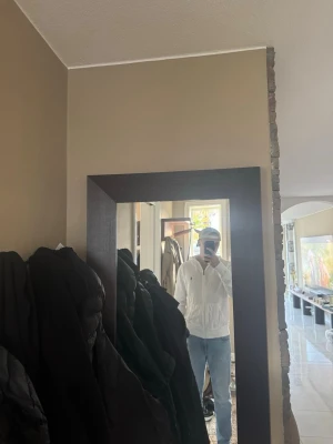 Vit zip hoodie från ralp lauren  - Mycket snygg och bekväm zip hoddie från ralp lauren. Väldigt tunn och mjuk kvalité , perfekt till våren/sommaren. En skönare zip hoodie gå inte  att få tag på! 