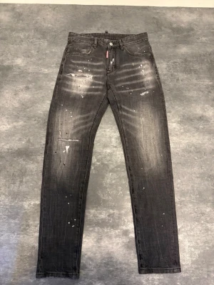 Svarta jeans från Dsquared2 - Säljer ett par svarta jeans från Dsquared2. 