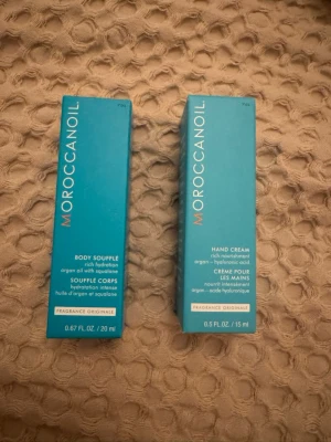Moroccanoil Body Soufflé & Hand Cream - Säljer ett set med Moroccanoil Body Soufflé (20 ml) och Hand Cream (15 ml). Båda produkterna kommer i turkosa förpackningar och innehåller arganolja, squalane och hyaluronsyra för intensiv återfuktning. Perfekt för dig som vill ha mjuk hud med en fräsch doft.
