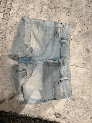 Ljusa lågmidjade shorts  - Denim shorts ifrån Lindex i storlek 36