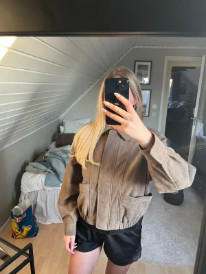 Kort jacka  - Från h&m, aldrig använd. Mjukt vävt material.