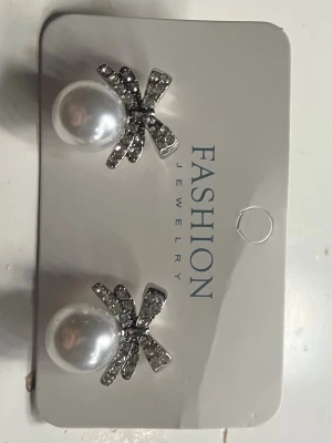 Örhängen med pärlor och rosetter - Säljer mina nyköpta örhängen (tvättade noggrant såklart) som inte kommit till nån användning. Väldigt snygga och nyskick 