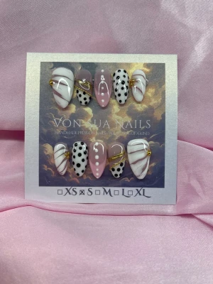 DotCrush (S);Medium Almond - Unika handgjorda press-on naglar i svart, vitt och rosa . Mixade designer med prickar, swirl-mönster och guldfärgade detaljer. Medium långa Mandelformade och handgjorda i S: 15 mm, 11,5 mm, 12 mm, 11 mm, 9 mm . Perfekt för dig som vill ha något extra till naglarna!