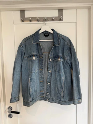 Jeansjacka - Oversized denim blå jeansjacka från monki storlek XS💙