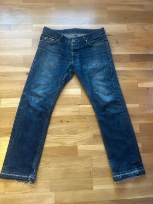 Peak Perfomance Jeans  - Säljer mina vintage Peak Perfomance jeans som är ovanliga , dom har små slitningar längst ner så dom är bootcut 😊.  Storleken är 34/34, annars skriv din vikt och längd så kollar ja om dom skulle passa                                                                         Pris är diskuterbart 