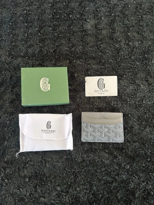 Grå plånbok  - Helt ny plånbok hör av er vid frågor och funderingar pris går att diskutera vid snabb affär 