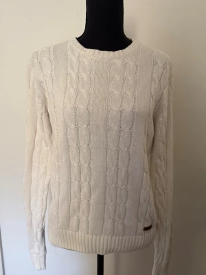 Fin stickad tjocktröja - Superfin vit stickad tröja, storlek M, inga defekter 