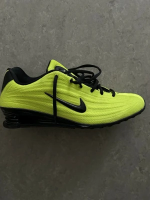 Nike MC trainer 3 Volt/Black - Säljer ett par stilrena och bekväma Nike MC Trainer 3 i den snygga volt (neongrön) färgen med svarta detaljer. Perfekta för gymträning, vardag eller lättare löpning. Tveka inte på att höra av er vid frågor eller funderingar!