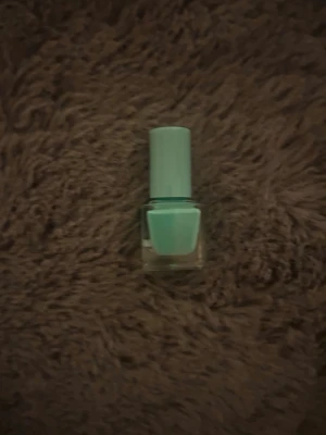Mintgrönt nagellack - Fräscht mintgrönt nagellack i klassisk glasflaska med matchande lock. Perfekt för dig som vill ha en poppig och trendig färg på naglarna. Lacket har en krämig finish och är lätt att applicera.