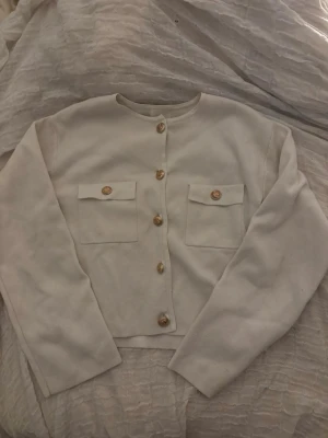 Vit kofta med guldknappar - Fin kofta som böde passar till vardags och när man ska klä upp sig🌺Vid intresse kan jag skicka fler bilder☺️