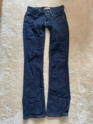 Lågmidjade bootcut Levi’s jeans - Midjan rakt över: 34cm. Innerben: 83cm. Oanvända