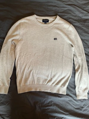 Beige stickad tröja från Lexington - Snygg beige stickad tröja från Lexington med logga på bröstet. Mycket bra skick andvänd fåtal gånger. 