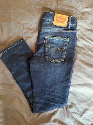 Levi's mörkblå jeans  - Säljer ett par mörkblå jeans från Levi's med klassisk femficks design. 512 slim modell. 