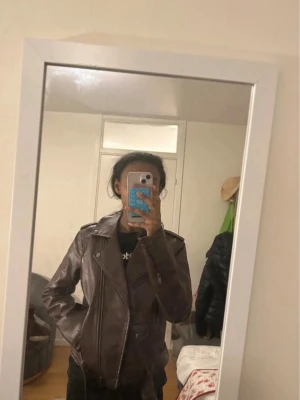 Brun skinnjacka med sned dragkedja - Cool brun skinnjacka med sned dragkedja och klassisk bikerstil. Jackan har breda slag, fickor med dragkedja och detaljer som ger en edgy look. Perfekt för dig som vill ha en tidlös och trendig jacka i garderoben. Har inte använts! Och är helt ny😊😍