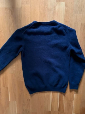 Mörkblå ulltröja från Gant - Mörkblå tröja från Gant i mjuk ull med rund halsringning och ribbade muddar. Klassisk och enkel design som passar perfekt till jeans eller chinos. Diskret logotyp broderad på bröstet🙌🏼 den är storlek M men i barn storlek!!