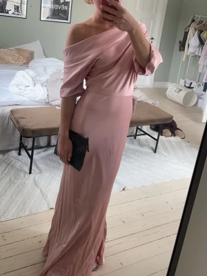 Balklänning - Jätte fin balklänning och endast använd en gång! Från by Malina på NK och kostade 3600kr! Jätte fin nu när det är dags för baler till sommaren!! Passar mig perfekt med klackar som är 162!