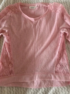 Ljusrosa tröja med spetsdetaljer - Söt & bekväm långärmad tröja i mjukt material. Fina spets detaljer på axlar & sidor. I storlek 158 164. 🌸 använts ett fåtal gånger, inga defekter på tröjan.