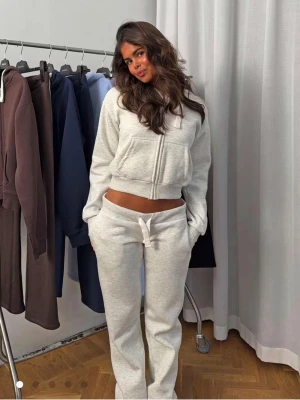 Ljusgrå mjukisbyxor från Gina Tricot - Superbekväma ljusgrå mjukisbyxor från Gina Tricot. Perfekta för chill dagar hemma. Matchande zip up hoodie finns i min profil💗Kolla in min profil för fler fina och trendiga plagg!