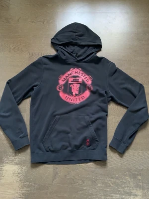 Manchester United adidas hoodie  - Fin svart adidas hoodie med suddigt tryck av Manchester united. Tröjans nypris ligger på 800 cirka.