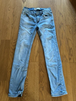 Ljus blå levins Jens  - Ett par snygga Jens från levins med en snygg vit tjocktröja blir det en perfekt kombination 